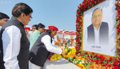 अखिलेश यादव और सपा के वरिष्ठ नेताओं ने मुलायम सिंह यादव की पुण्यतिथि पर उन्हें श्रद्धांजलि दी